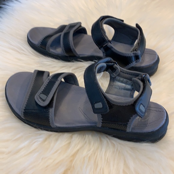 SALE!! Clarks walking sandals.   4 - Picture 8 of 9